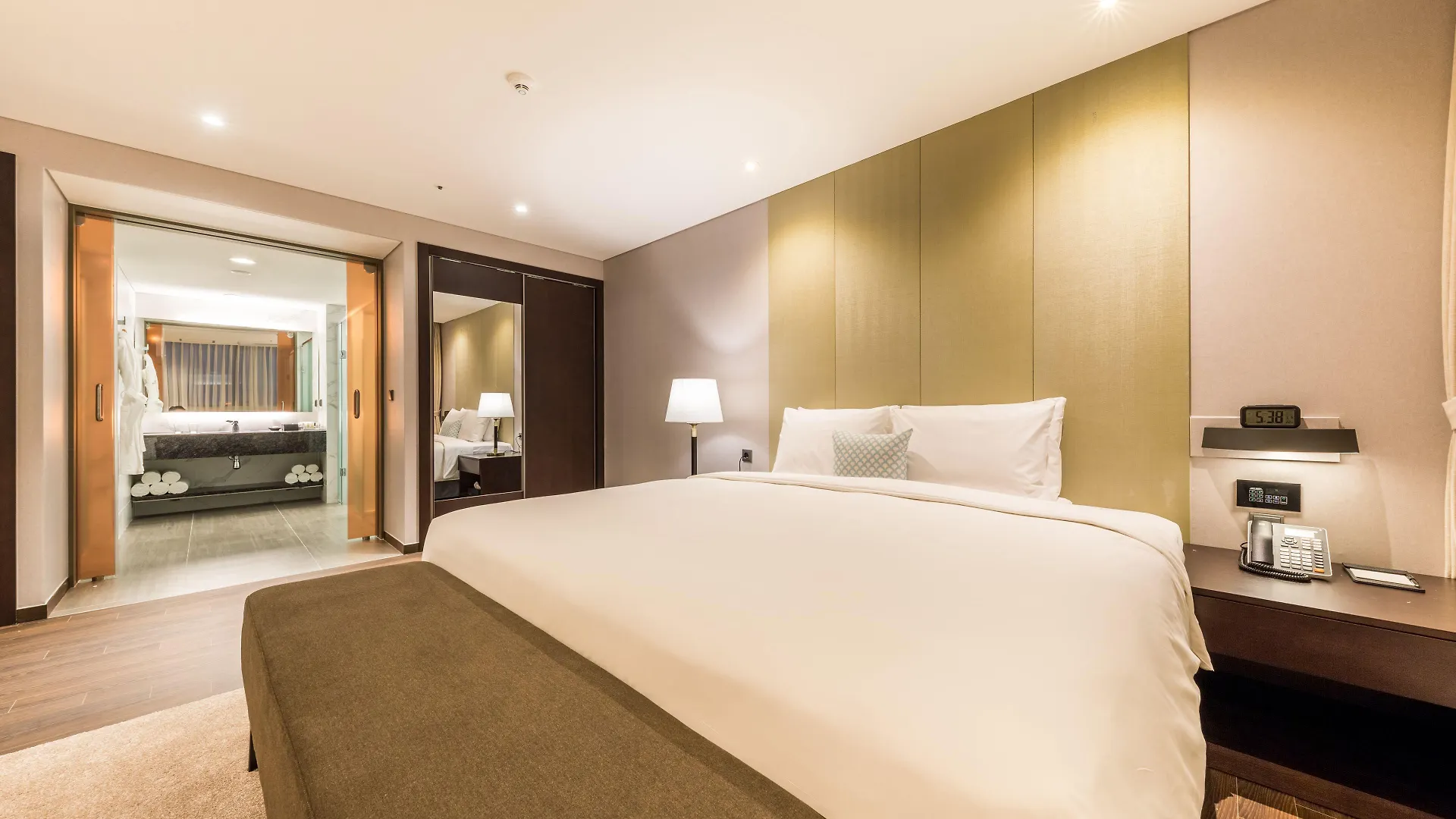 Howard Johnson By Wyndham Incheon Airport 5*,  Korsel